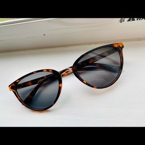 Brand new women designer sunglasses 🕶 😎